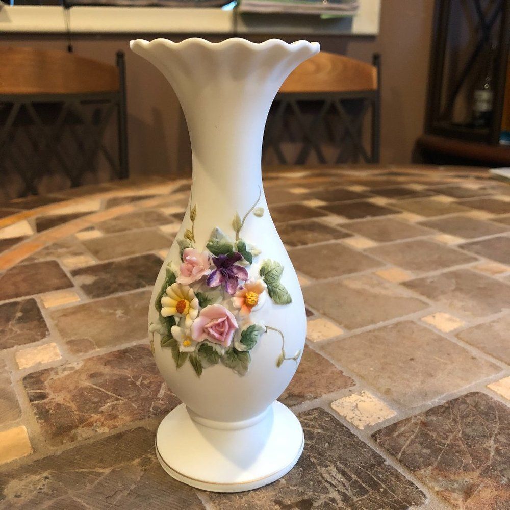 LEFTON small vase raised flowers KW 829